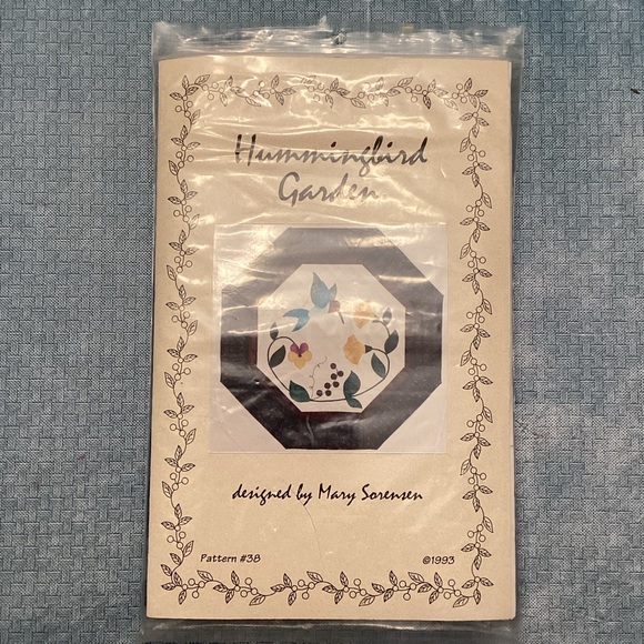 NIP Vintage Hummingbird pattern and fabric kit for appliquéd wall quilt. - Picture 9 of 9